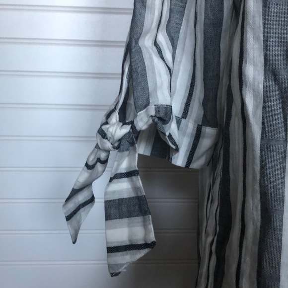 Tecera Off Shoulder White an Blue Top - Picture 3 of 6